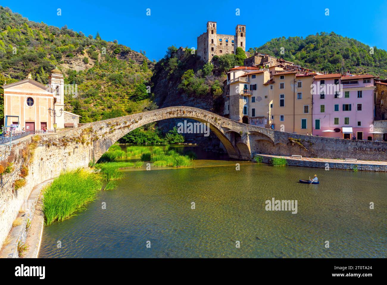 Dolceacqua Altstadt am Fluss Nervia in der Provinz Imperia in der Region Ligurien, Italien. Stockfoto