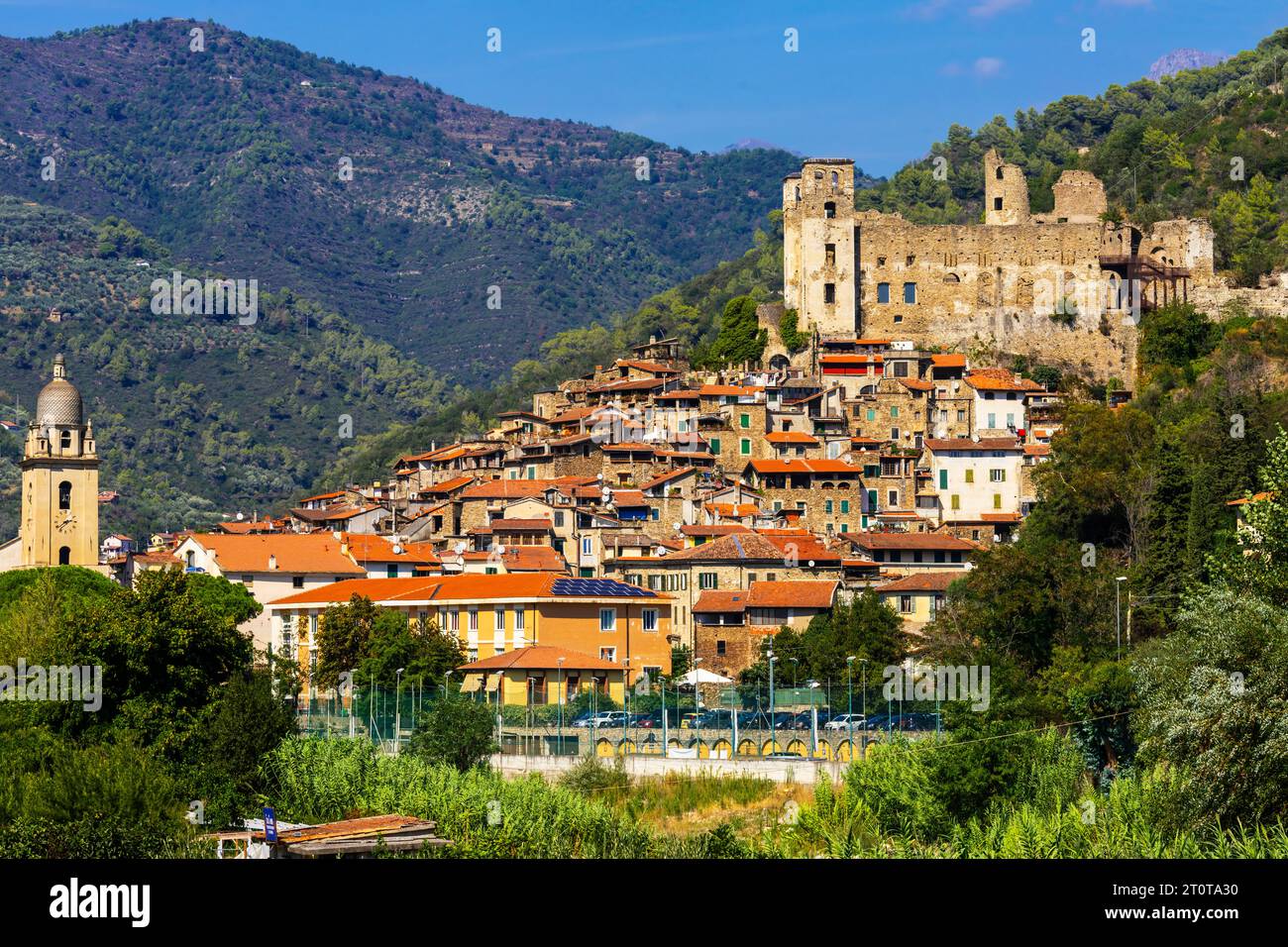 Dolceacqua Altstadt am Fluss Nervia in der Provinz Imperia in der Region Ligurien, Italien. Stockfoto