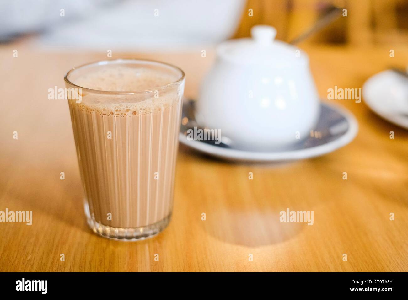 Eine Tasse nepalesischer Gewürzmilchtee (Masala Chai) mit Zuckertopf im Tapari Nights, einem Restaurant in Auburn, Sydney – New South Wales, Australien Stockfoto