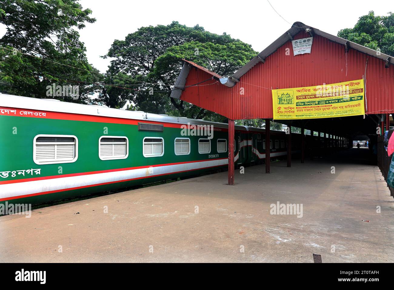 Chittagong, Potia, Bangladesch. Oktober 2023. Im Eisenbahnprojekt Chittagong-Cox's Bazar ist am 15. Oktober erstmals ein Zug mit sechs Wagen des Suvarna Express und einem 2200er-Motor am Bahnhof Patia für den Versuch in die touristische Stadt Cox's Bazar bereit. Nach Abschluss dieses Projekts wird Cox's Bazar per Zug mit dem ganzen Land verbunden. (Kreditbild: © Mohammed Shajahan/ZUMA Press Wire) NUR REDAKTIONELLE VERWENDUNG! Nicht für kommerzielle ZWECKE! Stockfoto