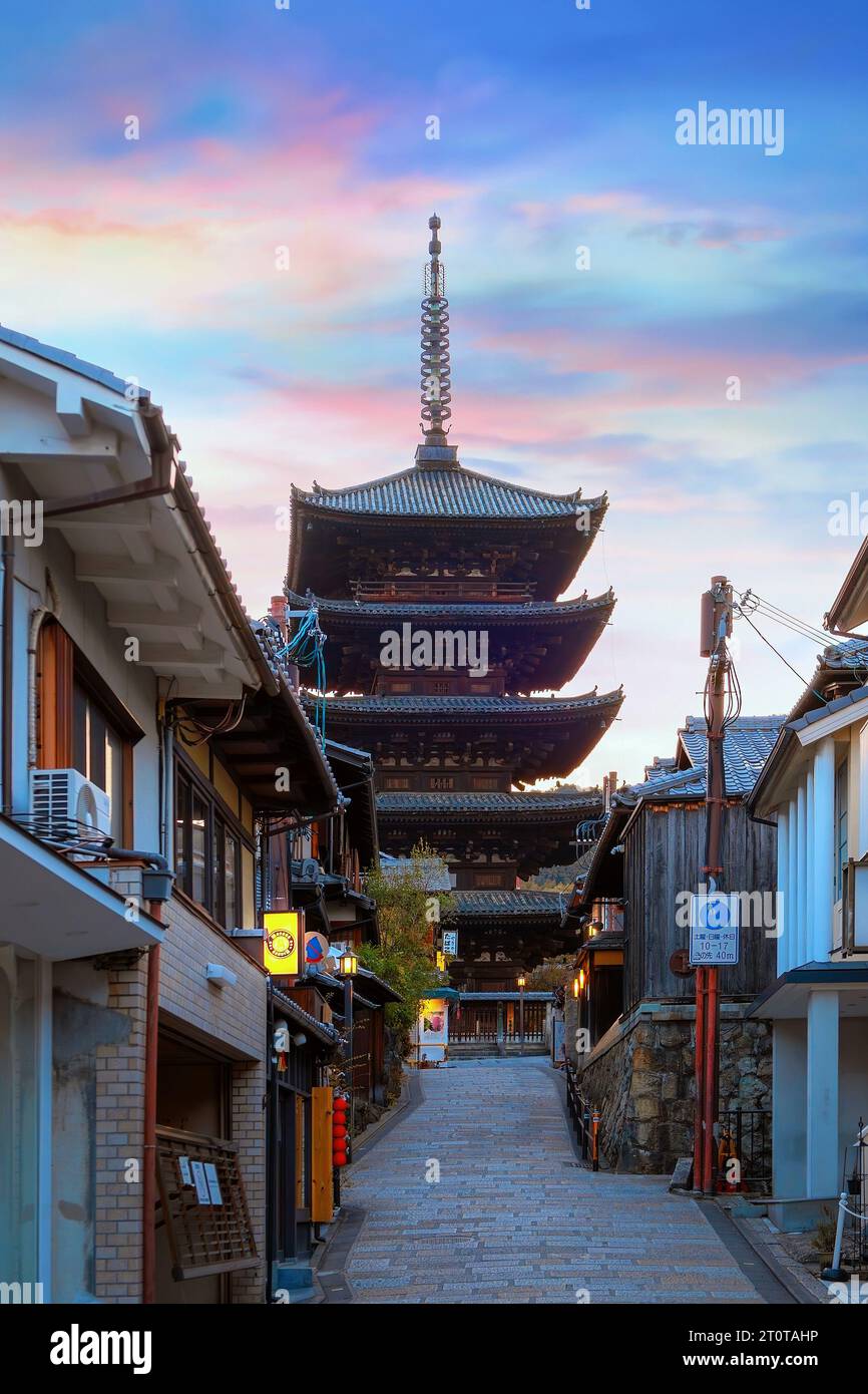 Kyoto, Japan – März 30 2023: Die Yasaka-Pagode, bekannt als Turm von Yasaka oder Yasaka-no-to. Die 5-stöckige Pagode ist die letzte erhaltene Struktur von Hokan Stockfoto