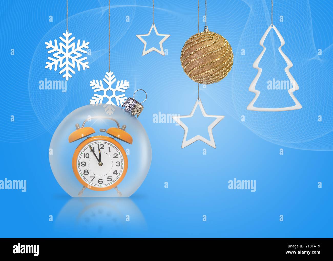Abstraktes Weihnachts- und Neujahrskonzept mit weihnachtsdekorationen, Schnee, Wecker Schneeflocken und Sternen auf blauem zartem Hintergrund Stockfoto
