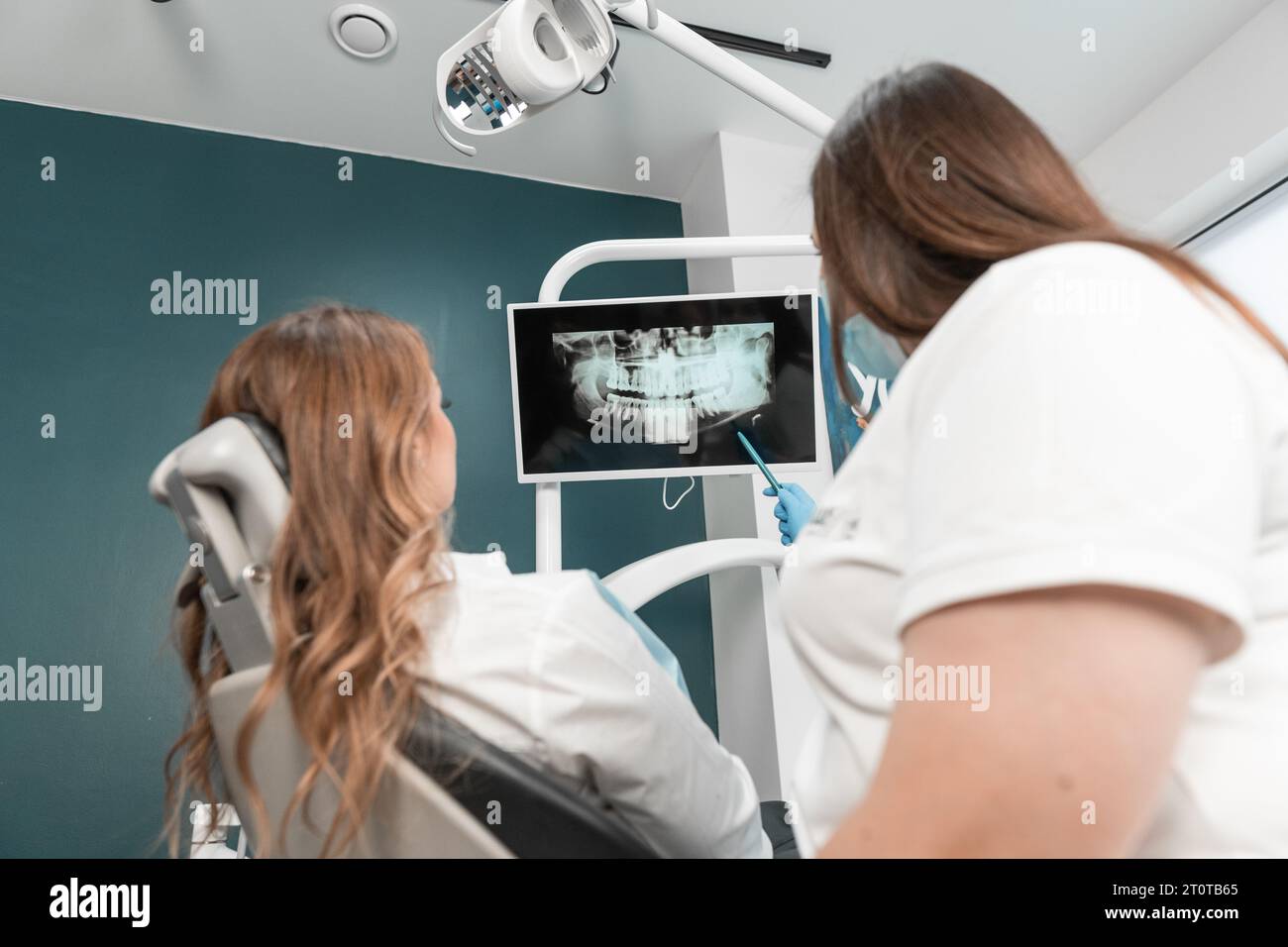 Die Installation von Zahnimplantaten erfolgt mit hoher Genauigkeit und unter Berücksichtigung der Bedürfnisse des Patienten. Der Zahnarzt analysiert die sorgfältig Stockfoto