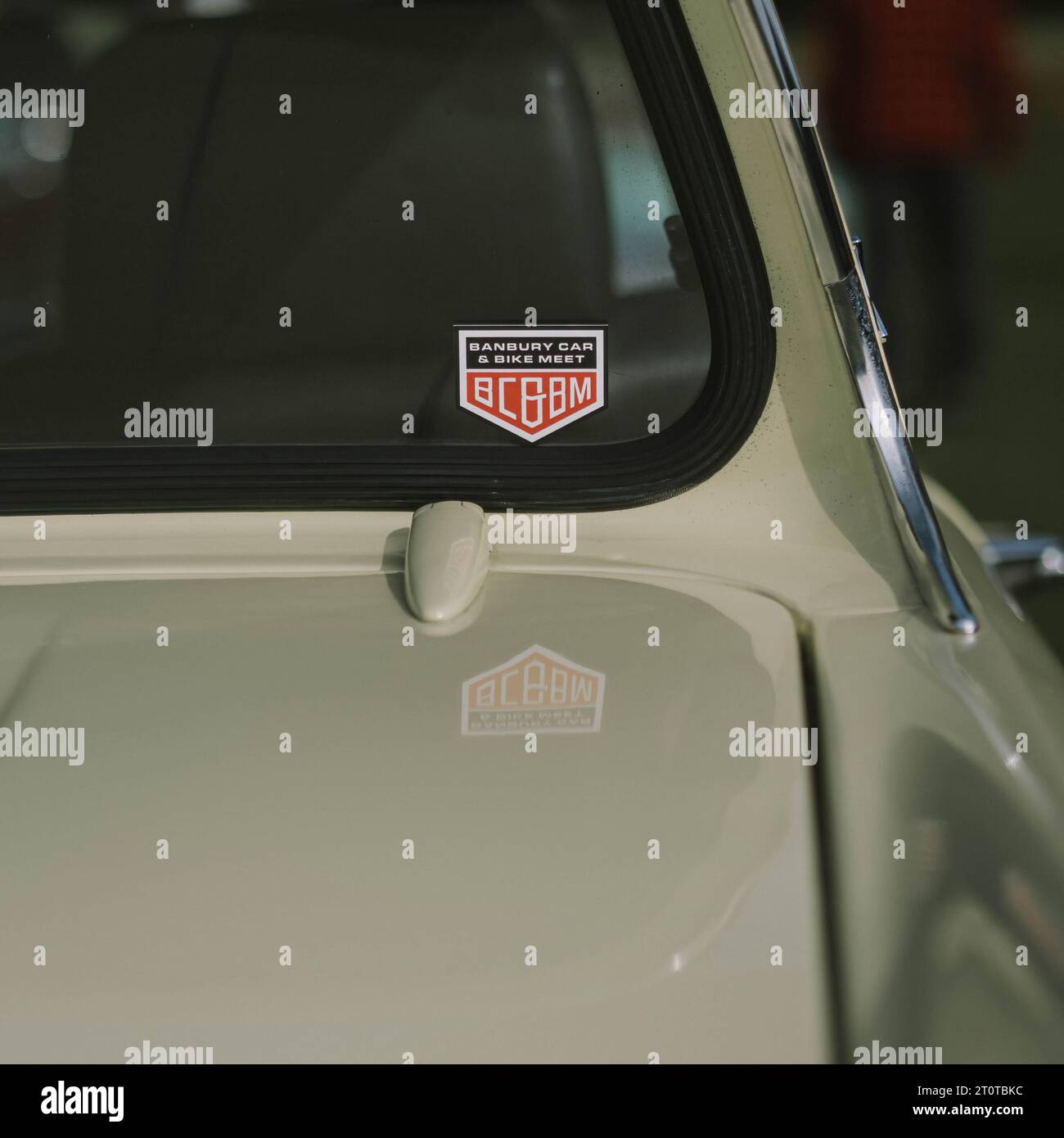 Banbury Car & Bike treffen auf Aufkleber an der Heckscheibe eines klassischen Austin A35 Stockfoto