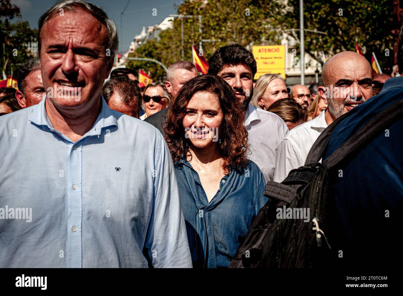 Barcelona, Spanien. 8. Oktober 2023, Barcelona, Spanien: Madrids Regionalpräsidentin Isabel Diaz Ayuso von Partido Popular demonstriert in Barcelona gegen die Pläne der spanischen Provisorischen Regierung, mit katalanischen Streitkräften ein mögliches Amnestiegesetz zu vereinbaren, das den ehemaligen katalanischen Präsidenten Carles Puigdemont einschließt. Quelle: Jordi Boixareu/Alamy Live News Stockfoto