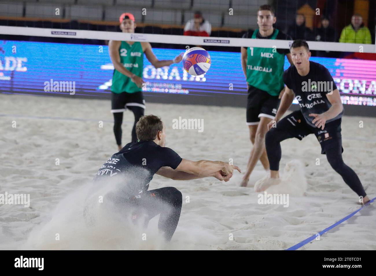 Tlaxcala, Mexiko. Oktober 2023. OndÅ™ej PeruÅ¡iÄ (1) der Tschechischen Republik tritt gegen die mexikanische Mannschaft während der Beachvolleyball-Weltmeisterschaft gegen Mexiko an. Am 8. Oktober 2023 in Tlaxcala, Mexiko. (Kreditbild: © Essene Hernandez/OKULARIS via ZUMA Press Wire) NUR REDAKTIONELLE VERWENDUNG! Nicht für kommerzielle ZWECKE! Stockfoto