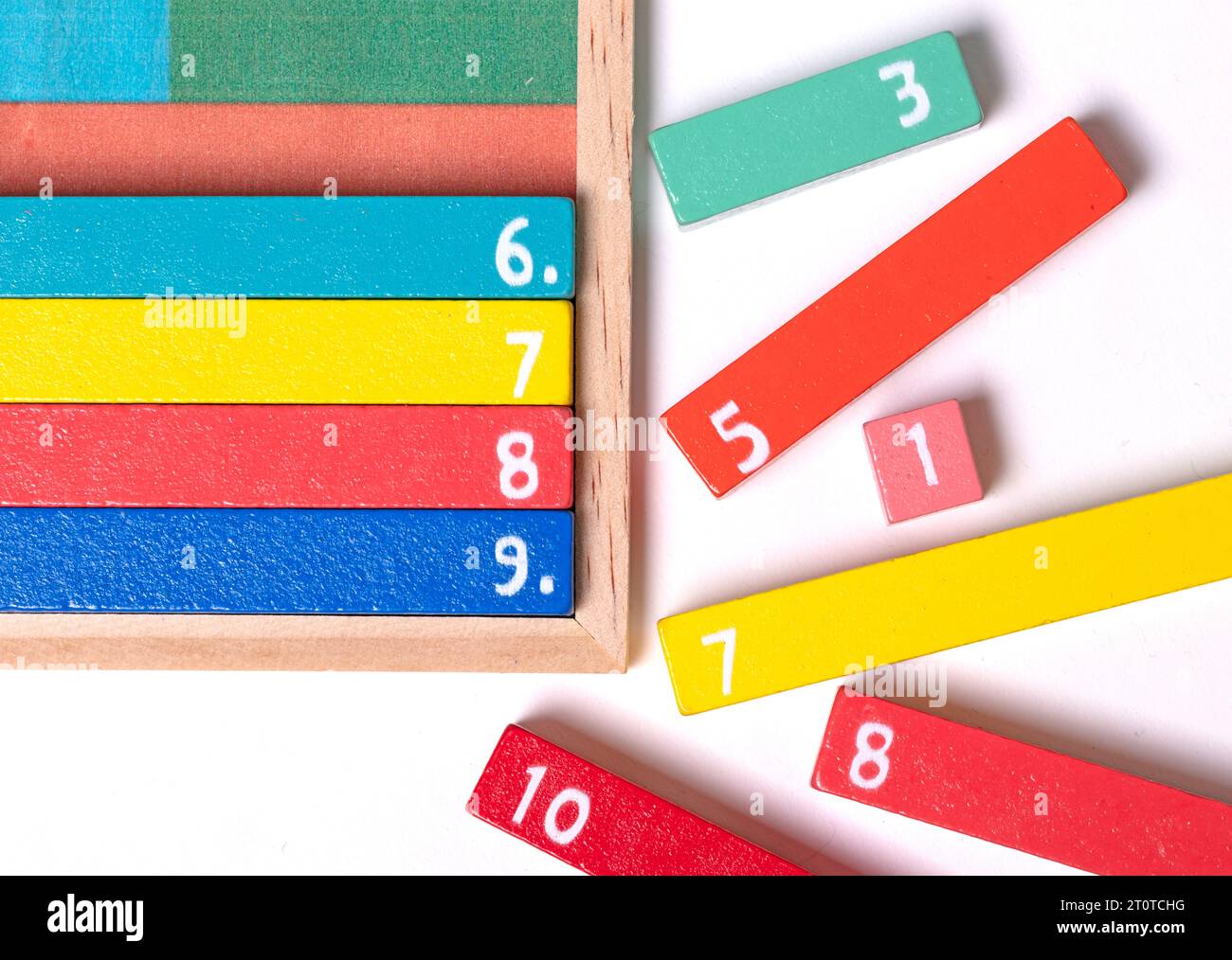 Hölzerne Zählstäbe zur Berechnung der Mathematik anhand von Farbe und Form in frühen Schulbüchern, Freunde von zehn Stockfoto