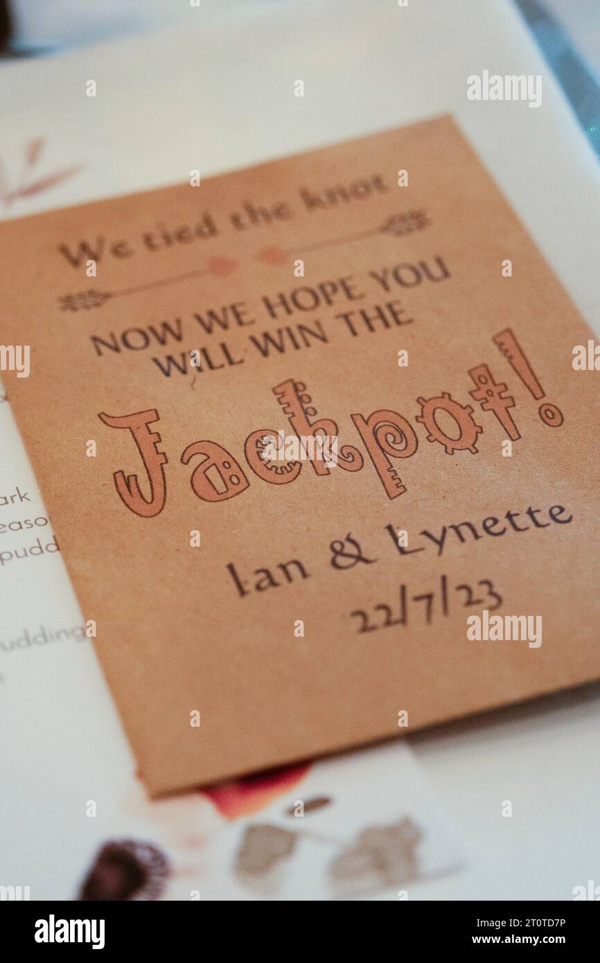 Hochzeitsdekoration - Wir haben die Jackpot-Karten mit einer Rubbelkarte geschlagen Stockfoto