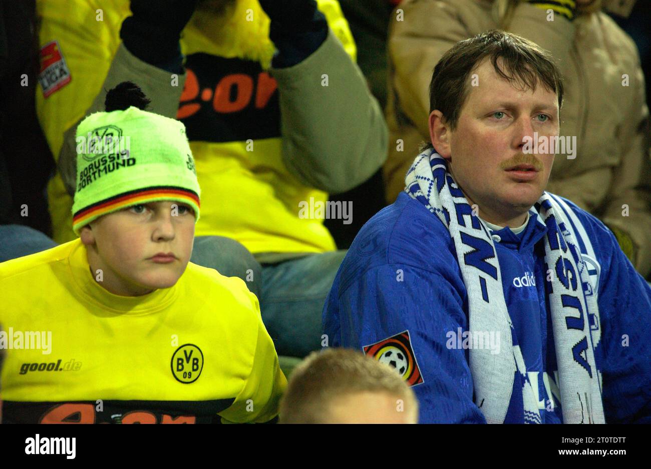 Westfalenstadion Dortmund Deutschland, 30.01.2004 Fußball: Bundesliga-Saison 2003/04 Spieltag 18, Borussia Dortmund vs FC Schalke 04 0:1 – rivalisierende Fans beider Teams nebeneinander Stockfoto