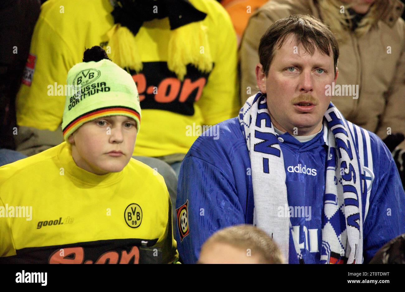 Westfalenstadion Dortmund Deutschland, 30.01.2004 Fußball: Bundesliga-Saison 2003/04 Spieltag 18, Borussia Dortmund vs FC Schalke 04 0:1 – rivalisierende Fans beider Teams nebeneinander Stockfoto