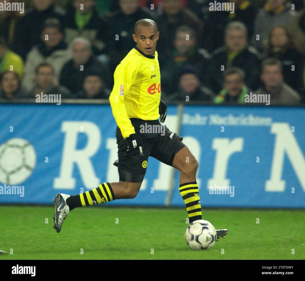 Westfalenstadion Dortmund Deutschland, 30.01.2004 Fußball: Bundesligasaison 2003/04 Spieltag 18, Borussia Dortmund (BVB, gelb) vs. FC Schalke 04 (S04, blau) 0:1 — Ewerthon (BVB) Stockfoto