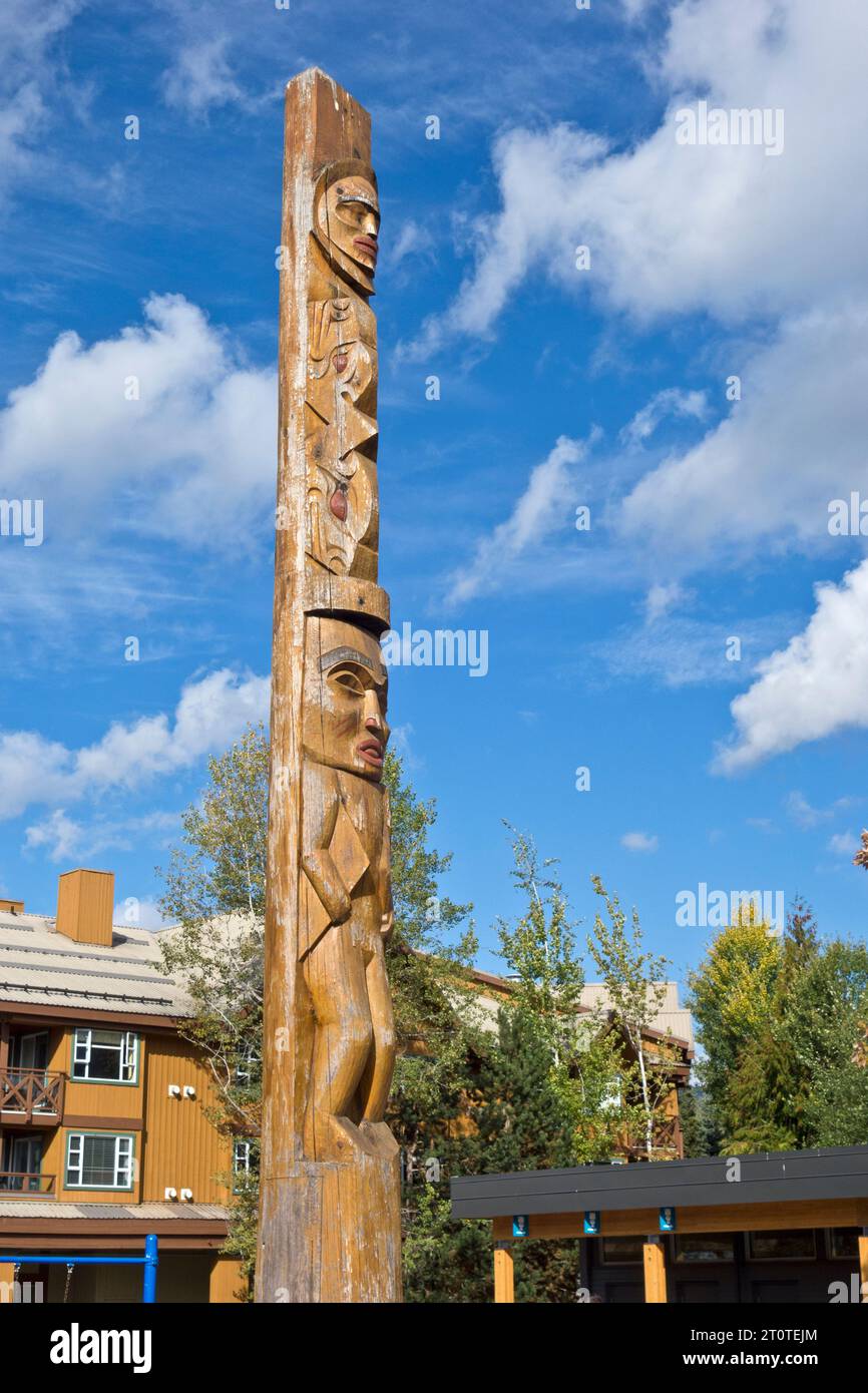 „Olympic Lightening Figure“, ein Totempfahl der Ureinwohner auf dem Olympic Plaza in Whistler Village, BC, Kanada. Stockfoto