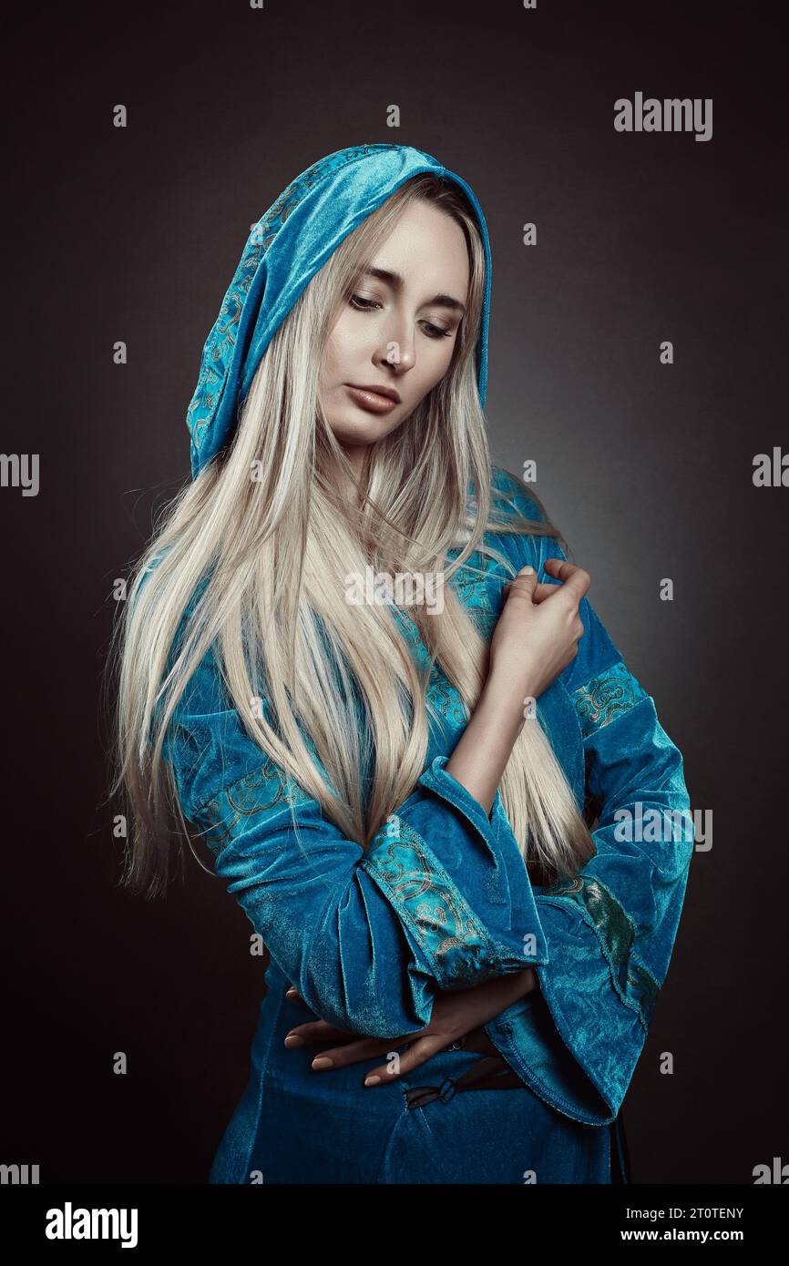 Blonde keltische Frau Atelierporträt Stockfoto