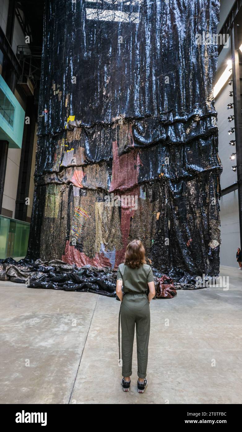 London, Großbritannien. Oktober 2023. El Anatsui: Die Mauer wird in der berühmten Turbine Hall von Tate Modern enthüllt. (Nur redaktionelle Verwendung). Paul Quezada-Neiman/Alamy Live News Stockfoto