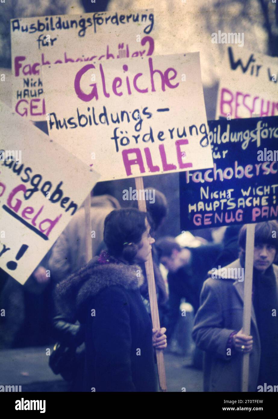 Ereignisse und Personen aus 70er Jahre DEU, Deutschland: Die historischen Farbfotos aus den Zeiten der 70er Jahre zeigen Ereignisse und Personen aus Politik, Kultur, Gewerkschaften, Arbeitsleben, Medizin u.a. Dortmund. Studenten-Demo für Ausbildungsforderung 70er. DEU, Deutschland: Die historischen Farbfotos aus den 1970er Jahren zeigen Ereignisse und Menschen aus Politik, Kultur, Gewerkschaften, Arbeitsleben, Medizin, usw. *** Veranstaltungen und Menschen aus den 70er Jahren DEU, Deutschland die historischen Farbfotos aus den 1970er Jahren zeigen Veranstaltungen und Menschen aus Politik, Kultur, Gewerkschaften, Arbeitsleben, Medizin, etc Dortmund Stu Stockfoto