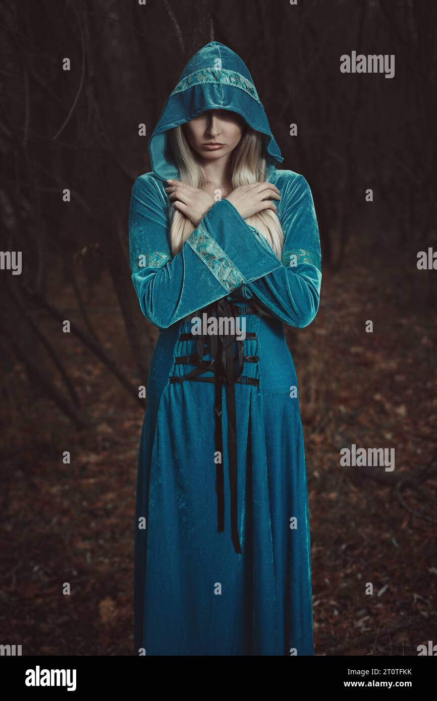 Eine Frau mit Feenmütze im mystischen Wald Stockfoto