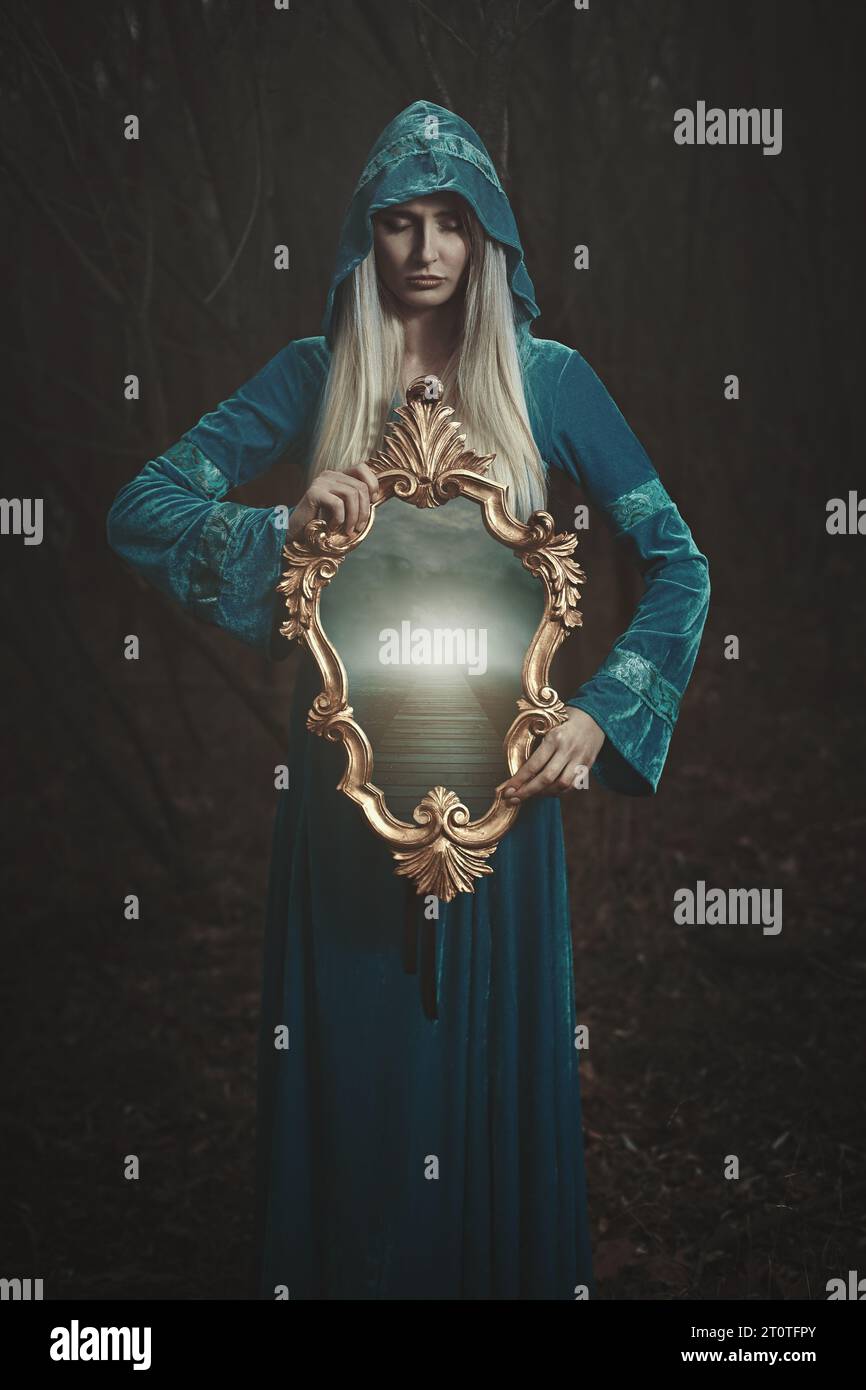 Fantasy-Frau mit magischem Spiegel Stockfoto