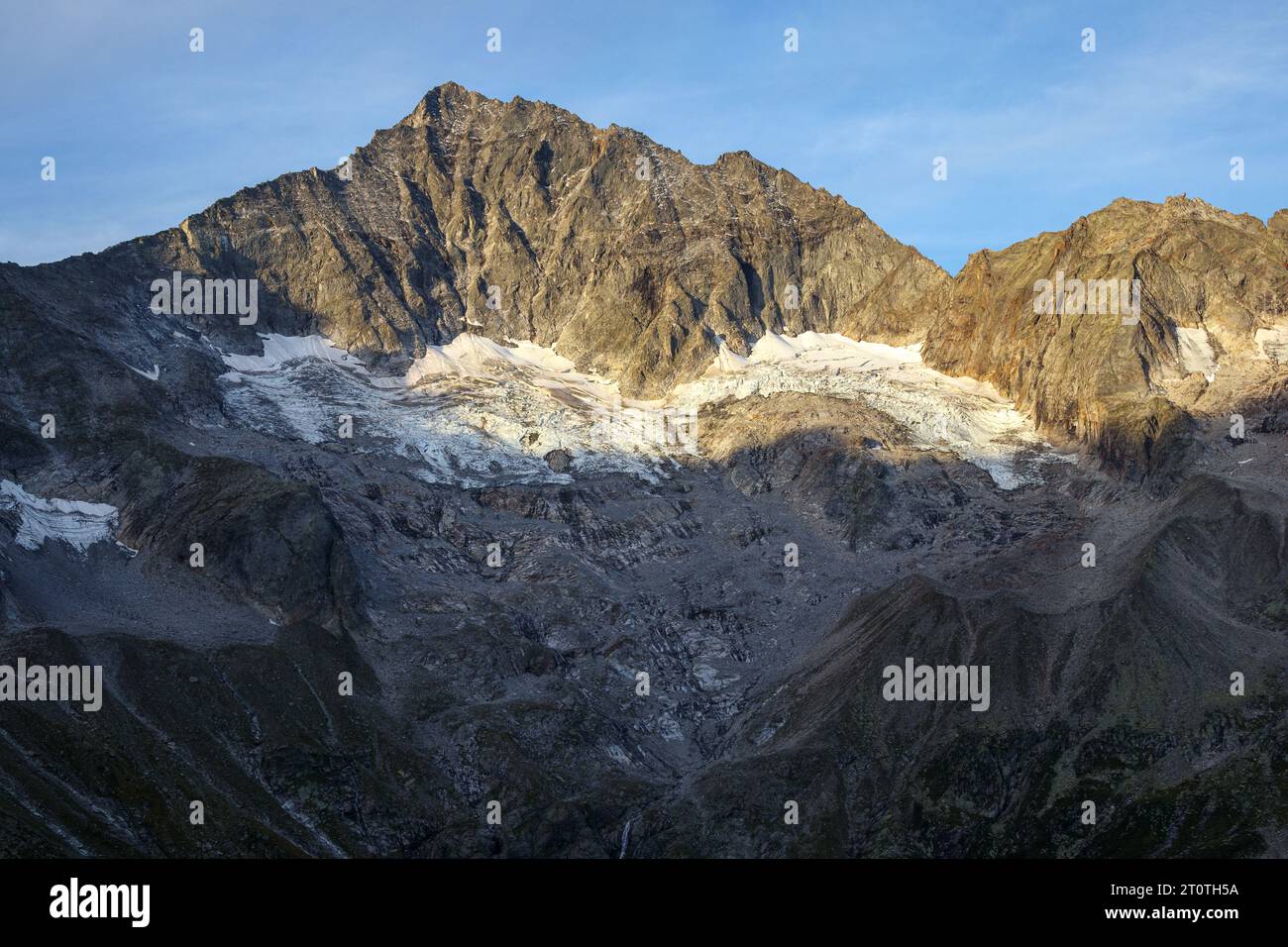 Sonnenlicht bei Sonnenaufgang auf dem Großen Löffler. Löffler Gletscher. Zillertaler Alpen. Tirol. Österreich. Europa. Stockfoto