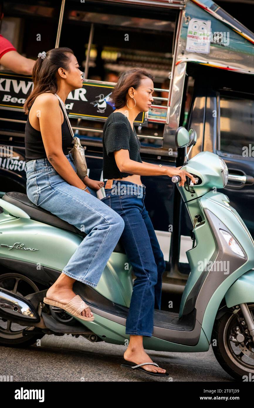 Einheimische Thailänder, Touristen und Bewohner eilen auf Mopeds und Motorrädern an der geschäftigen Kreuzung von Soi Buakhao und Soi Lengkee in Pattaya Thailand vorbei. Stockfoto