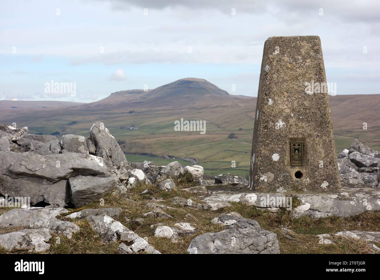 Pen-y-ghent vom Concreate Trig Point auf dem Summit of Smearsett Scar in Ribblesdale, Yorkshire Dales National Park, England, Großbritannien. Stockfoto