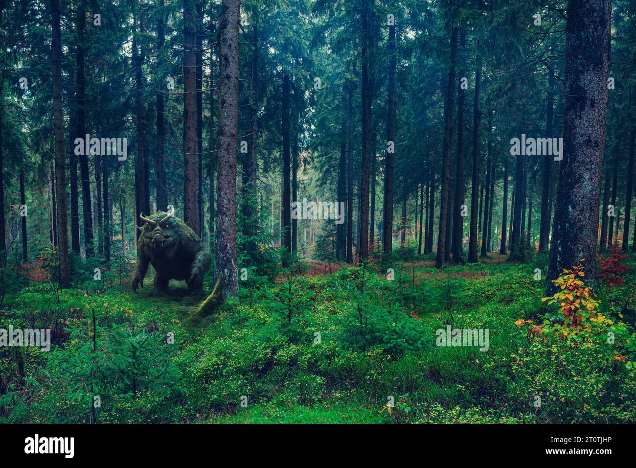 Nähere Begegnung der dritten Art in einem nebligen immergrünen Wald am Morgen mit einem streunenden Monster Stockfoto
