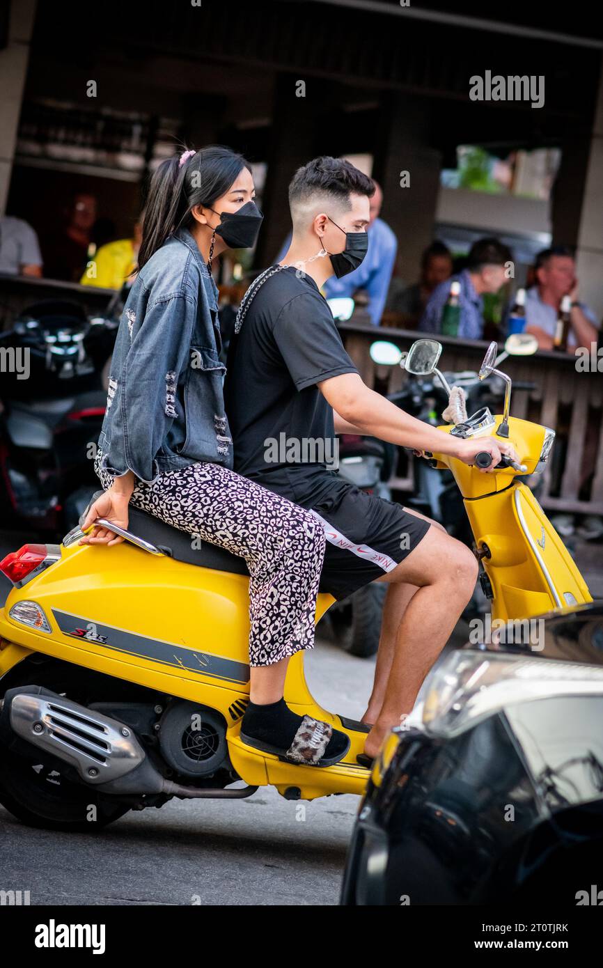 Einheimische Thailänder, Touristen und Bewohner eilen auf Mopeds und Motorrädern an der geschäftigen Kreuzung von Soi Buakhao und Soi Lengkee in Pattaya Thailand vorbei. Stockfoto