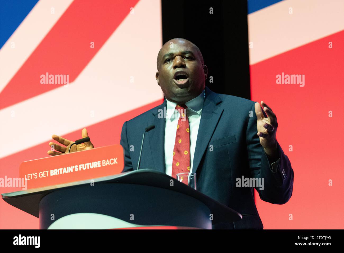 David Lammy, Shadow Secretary of State for Foreign, Commonwealth and Development Affairs, Rede am 2. Tag der Labour Conference 2023 (Shadow) auf der Labour Conference 2023.Liverpool UK. Quelle: GaryRobertsphotography/Alamy Live News Stockfoto