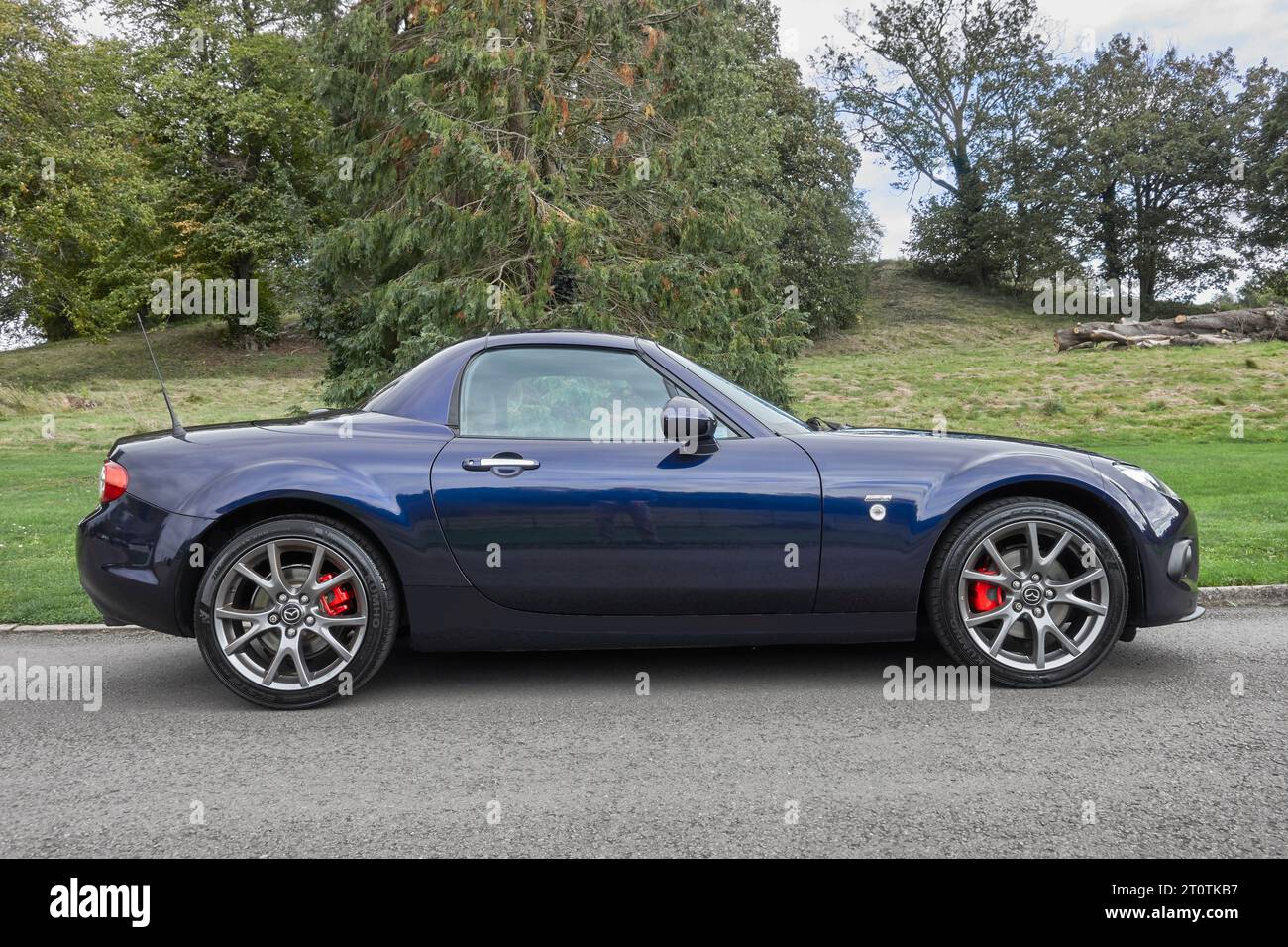 Mazda MX-5 Venture Edition, 2,0 Liter, 2013 NC, japanischer Sportwagen, Cabriolet, Stormy Blue Stockfoto