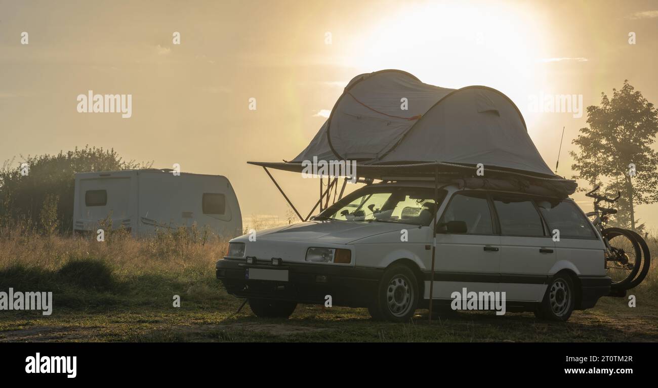 Klassischer Kombi aus den 1980er Jahren mit Dachzelt und Expeditionsausrüstung Stockfoto