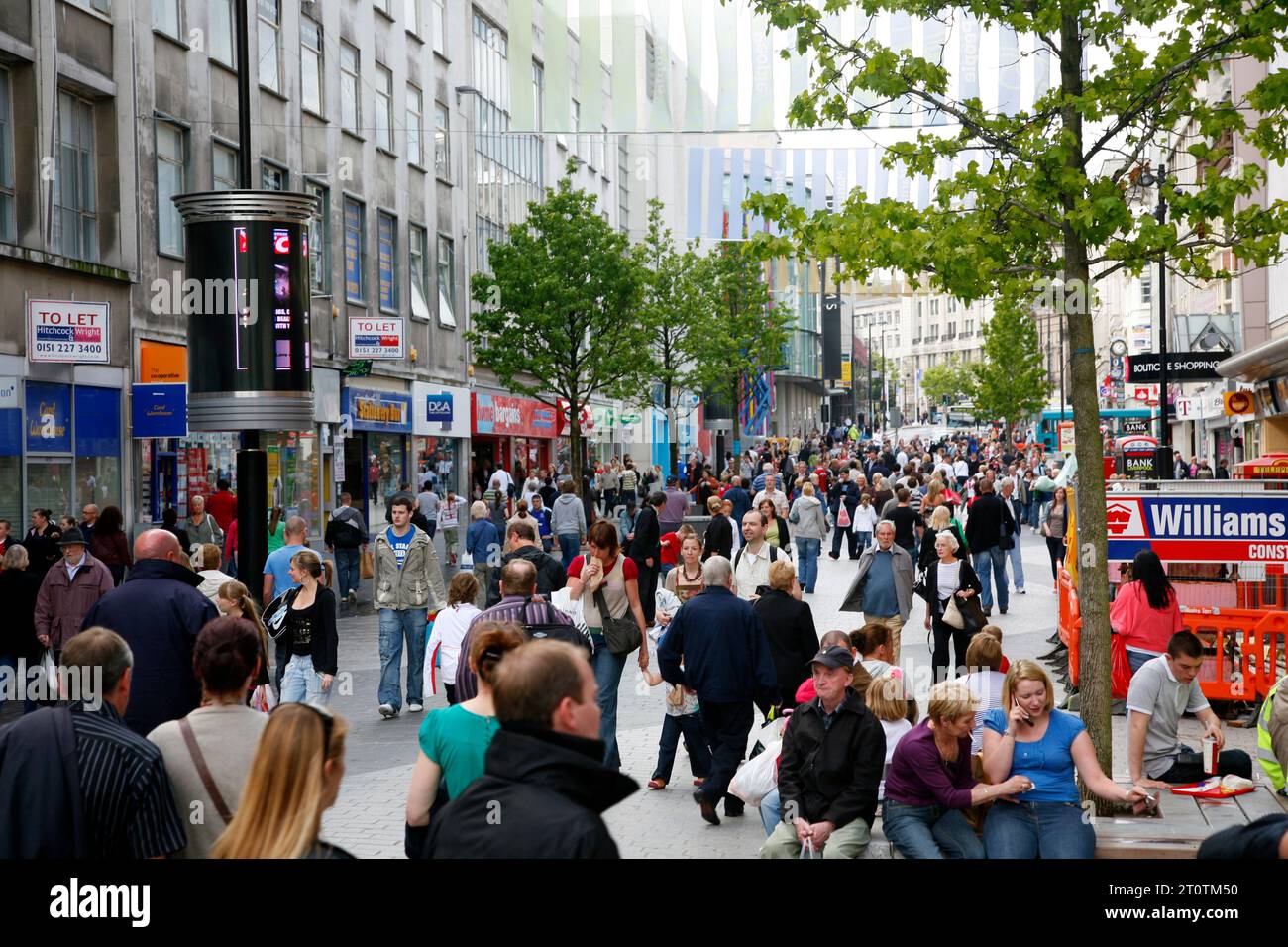 Leute, die die Lord Street entlang laufen, eine Fußgängerzone mit vielen Geschäften, Liverpool, England, Großbritannien Stockfoto
