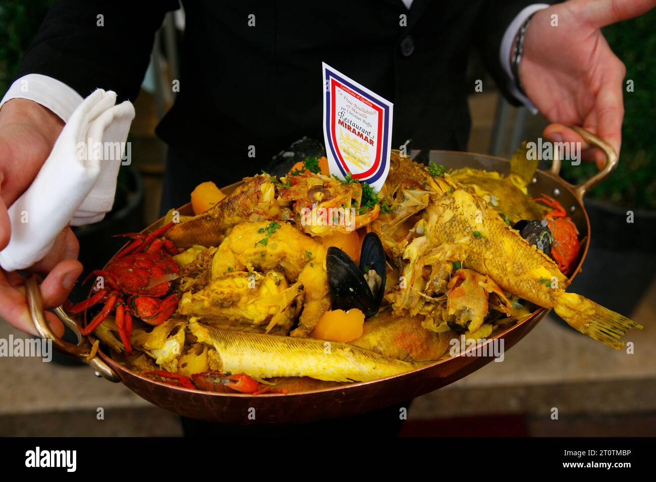 Bouillabaisse im Restaurant Miramar im Viertel Le Vieux Port, das als die besten in der Stadt gilt, Marseille, Provence, Frankreich. Stockfoto