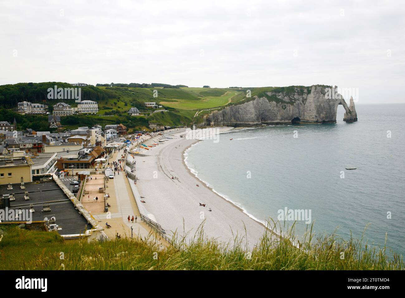 Der Strand von Etretat mit seinen Klippen, auch bekannt als Falaises, Normandie, Frankreich. Stockfoto