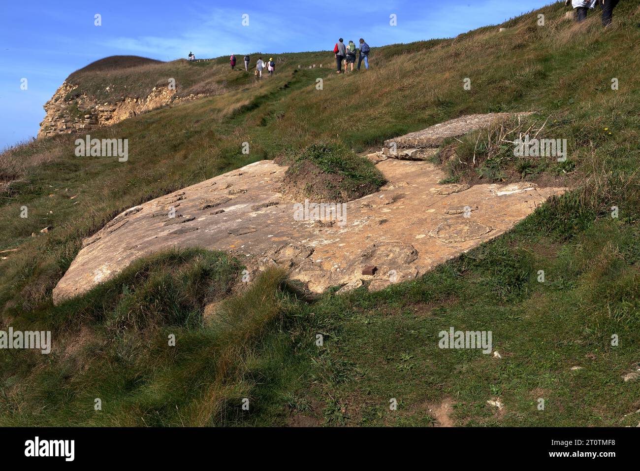 Ein alter Bunker aus Kriegszeiten, der diskret an der Seite der Klippe in einer beliebten Bucht versteckt ist, jetzt versiegelt und jetzt von den Elementen freigelegt wird. Stockfoto