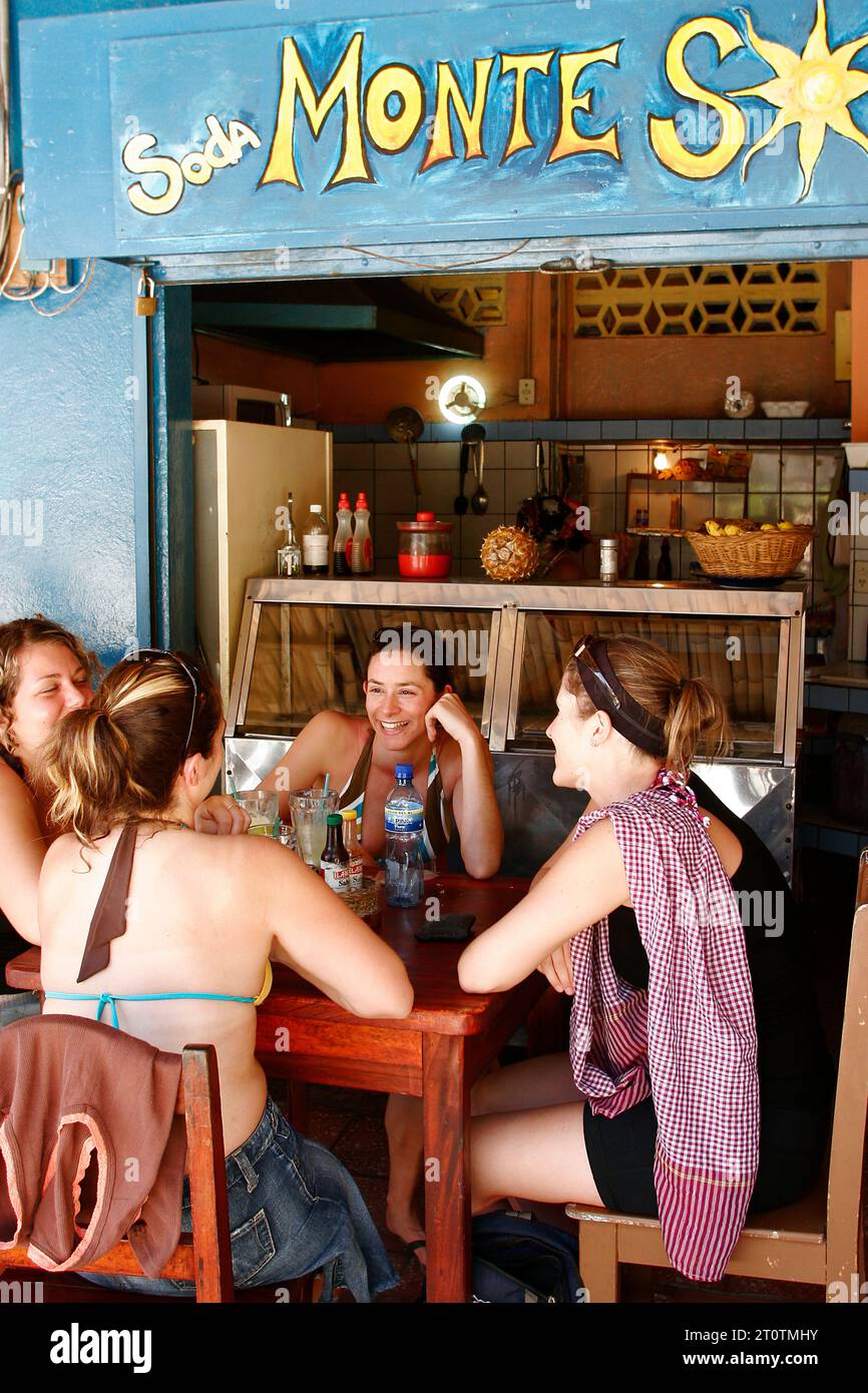 Frauen sitzen in einem Restaurant in Montezuma, Nicoya Halbinsel, Costa Rica. Stockfoto Frauen sitzen in einem Restaurant in Montezuma, Nicoya Halbinsel, Costa Rica. Stockfoto