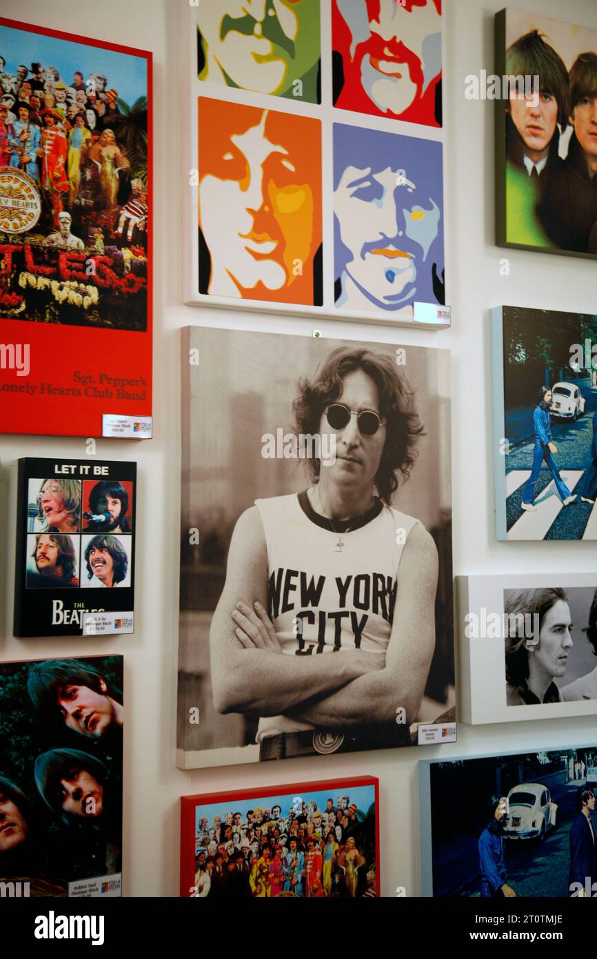 Beatles Fotos im Fab Four Store, dem Beatles Story Museum, Liverpool, England, Großbritannien Stockfoto