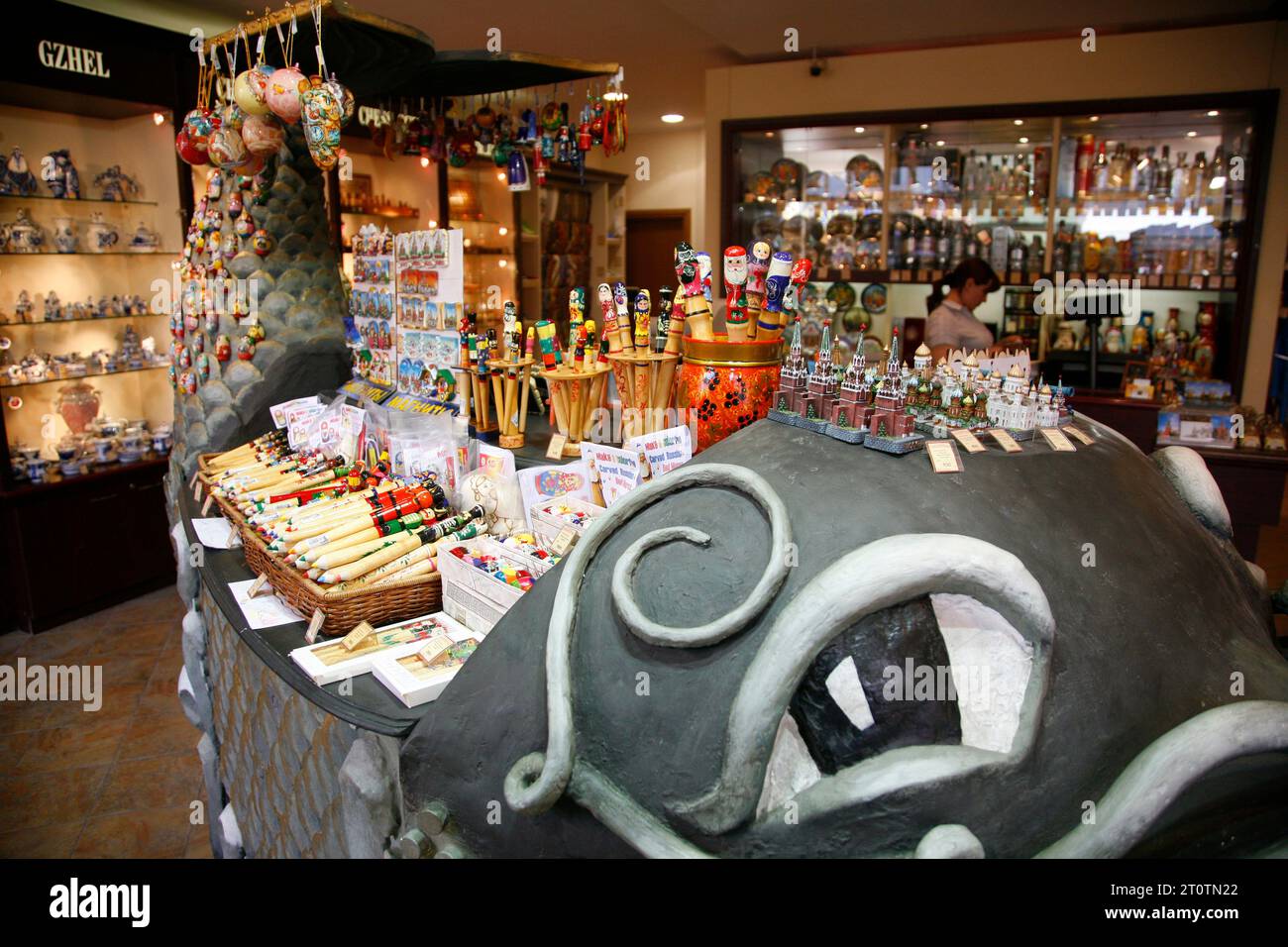 Souvenirladen in der Ulitsa Arbat Straße, Moskau, Russland. Stockfoto