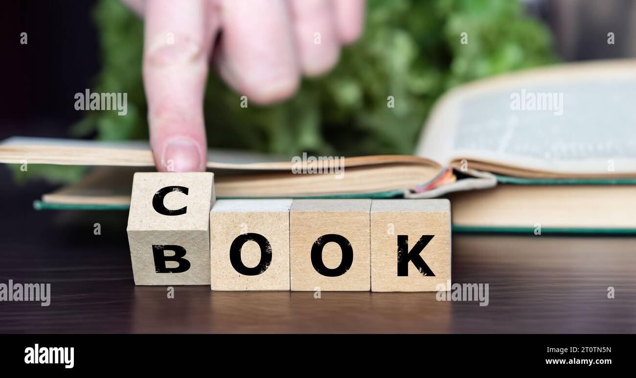 Holzwürfel bilden den Ausdruck „Kochbuch“. Stockfoto