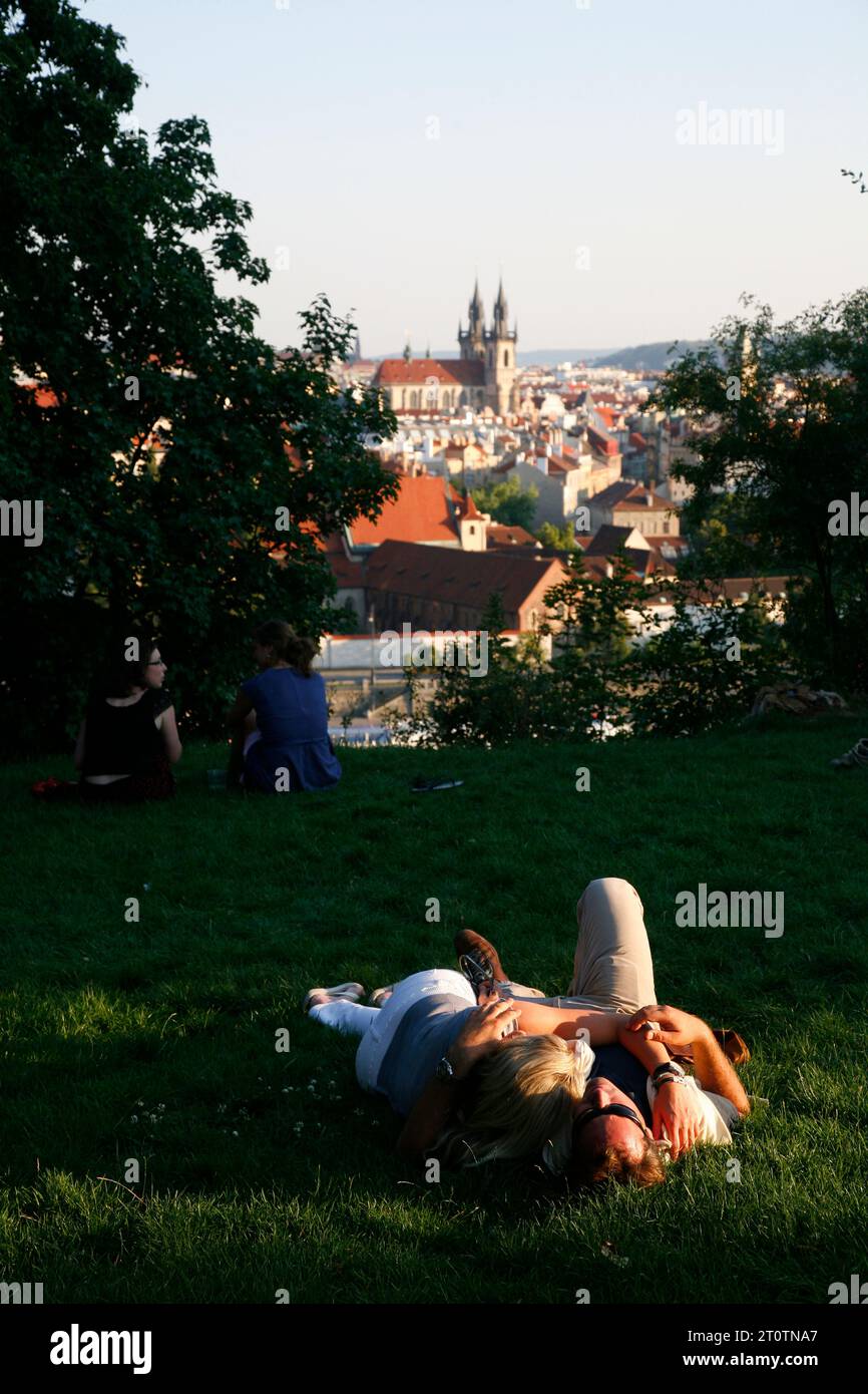 Paare, die sich im Letna Park, Prag, Tschechische Republik, entspannen. Stockfoto