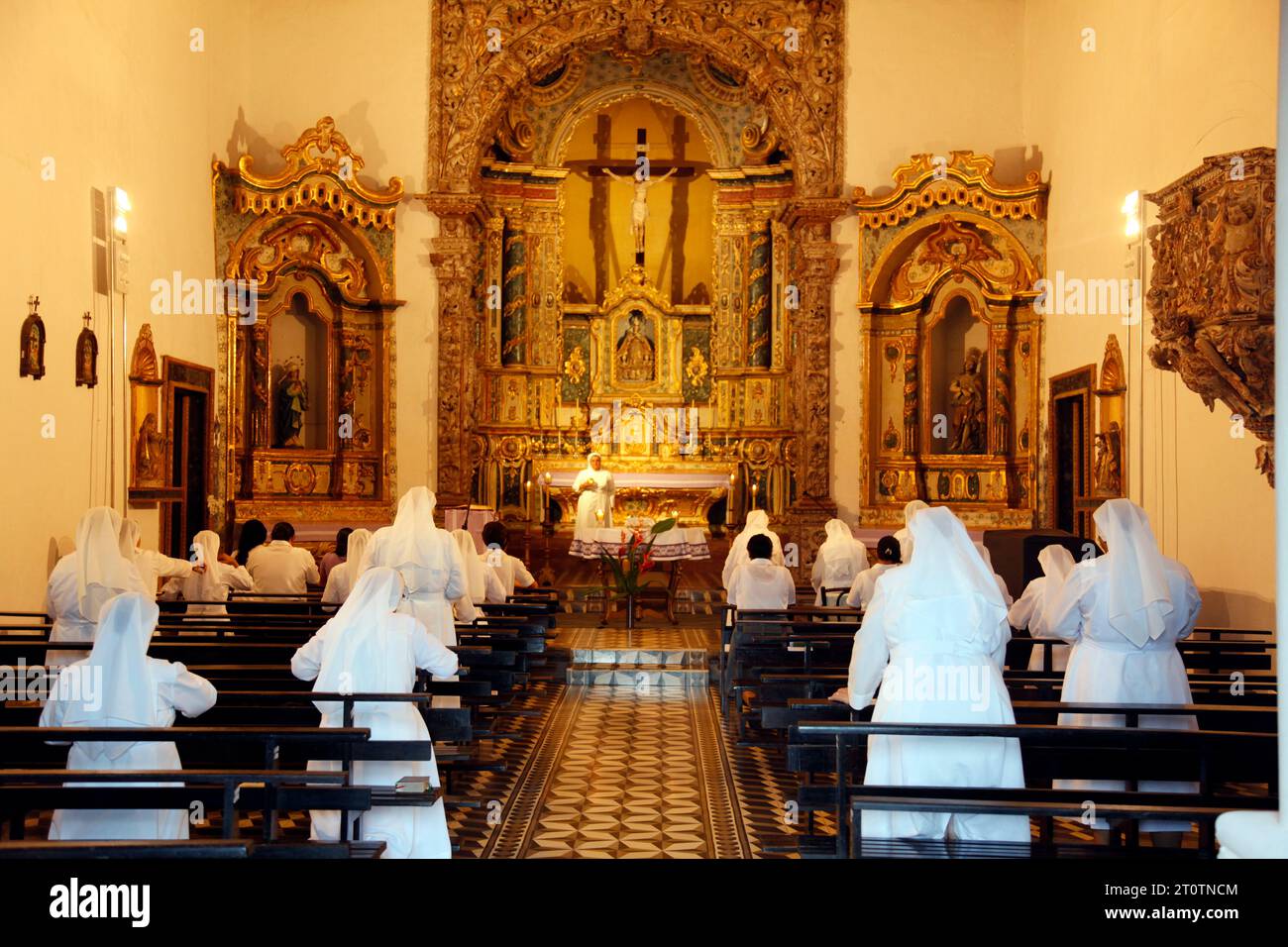 Nonnen beten an der Misericordia Kirche, Olinda, Pernambuco, Brasilien. Stockfoto