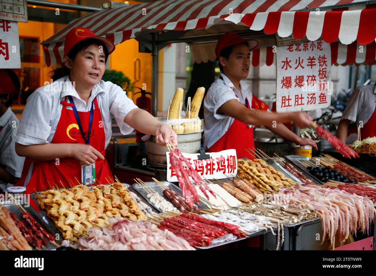 Imbissstände auf dem Donganmen Food Market in der Nähe von Wangfuging Dajie, Peking, China. Stockfoto