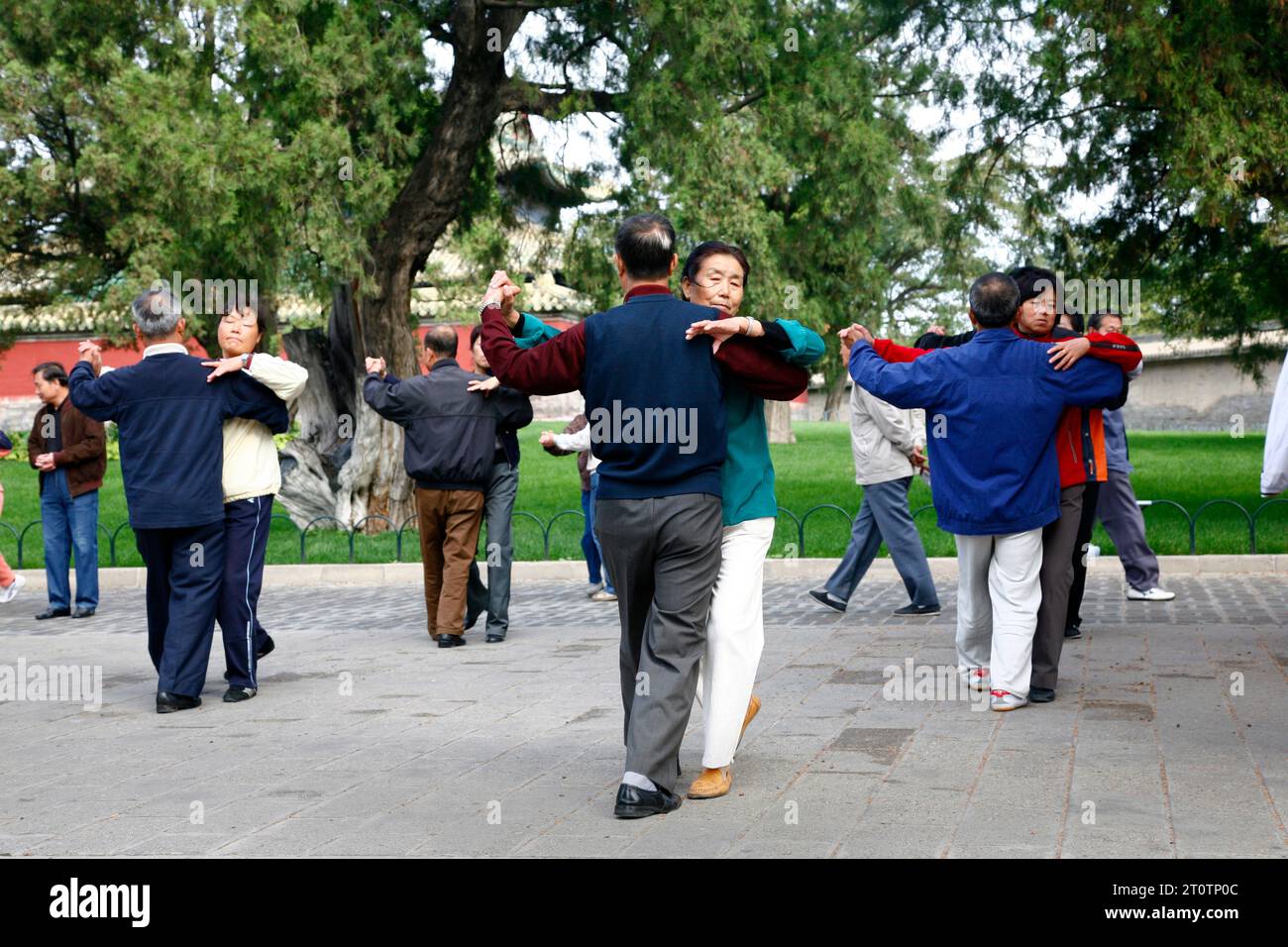 Paare tanzen in einem Park in Peking Stockfoto