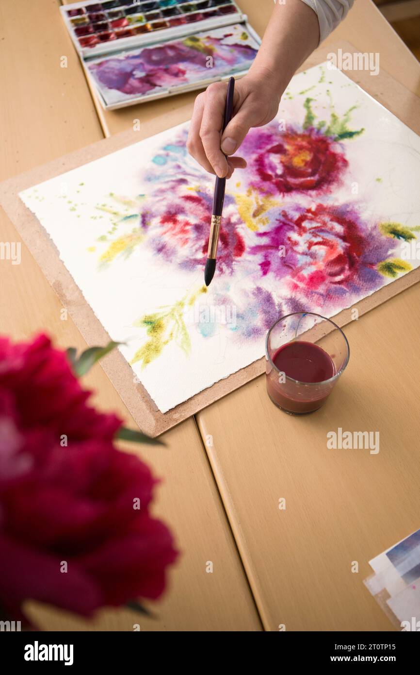 Der Künstler malt Blumen mit Aquarellen, Nahaufnahme Stockfoto