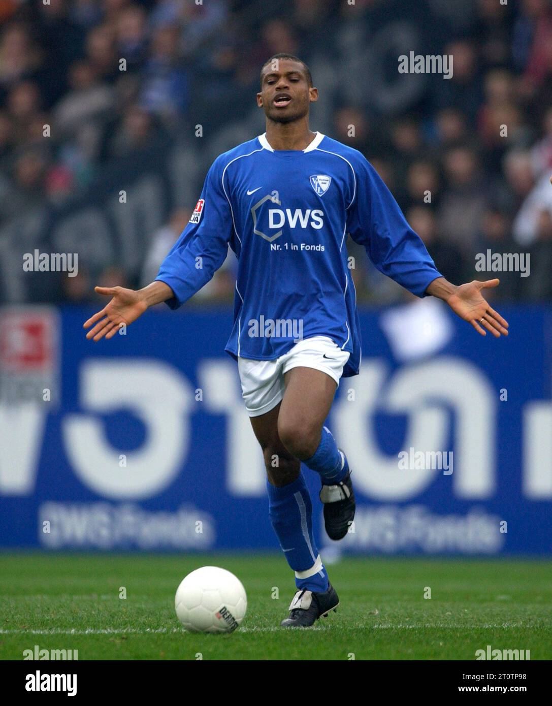 Bochum Deutschland, 14.2.2004 Fußball: Bundesligasaison 2003/04, VfL Bochum (VFL, blau) vs FC Bayern München (FCB, rot) 1:0 — Sunday Oliseh (VFL), Stockfoto