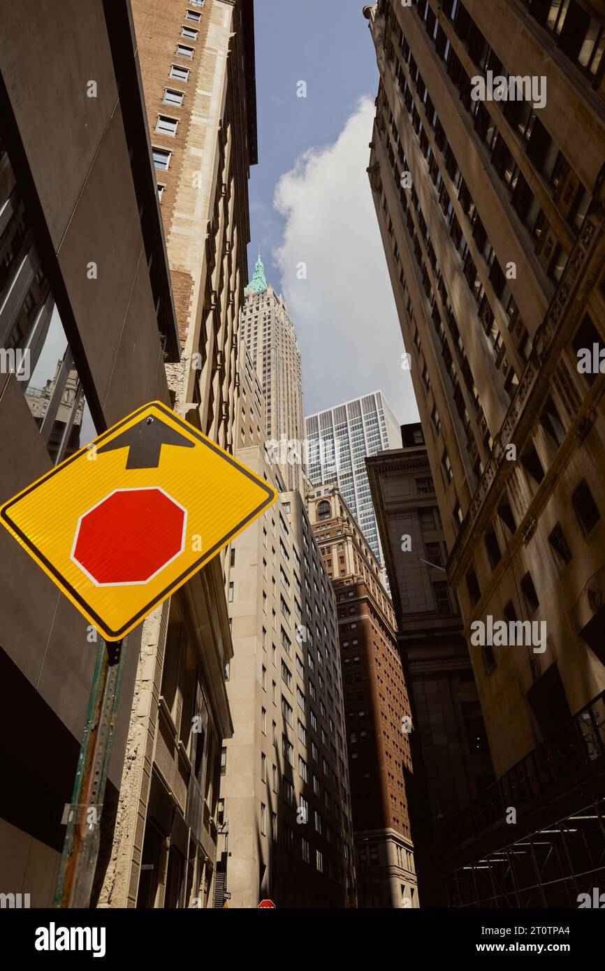 Flacher Blick auf Straßenschilder, hohe Gebäude und Wolkenkratzer in New york City, Metropolszene Stockfoto