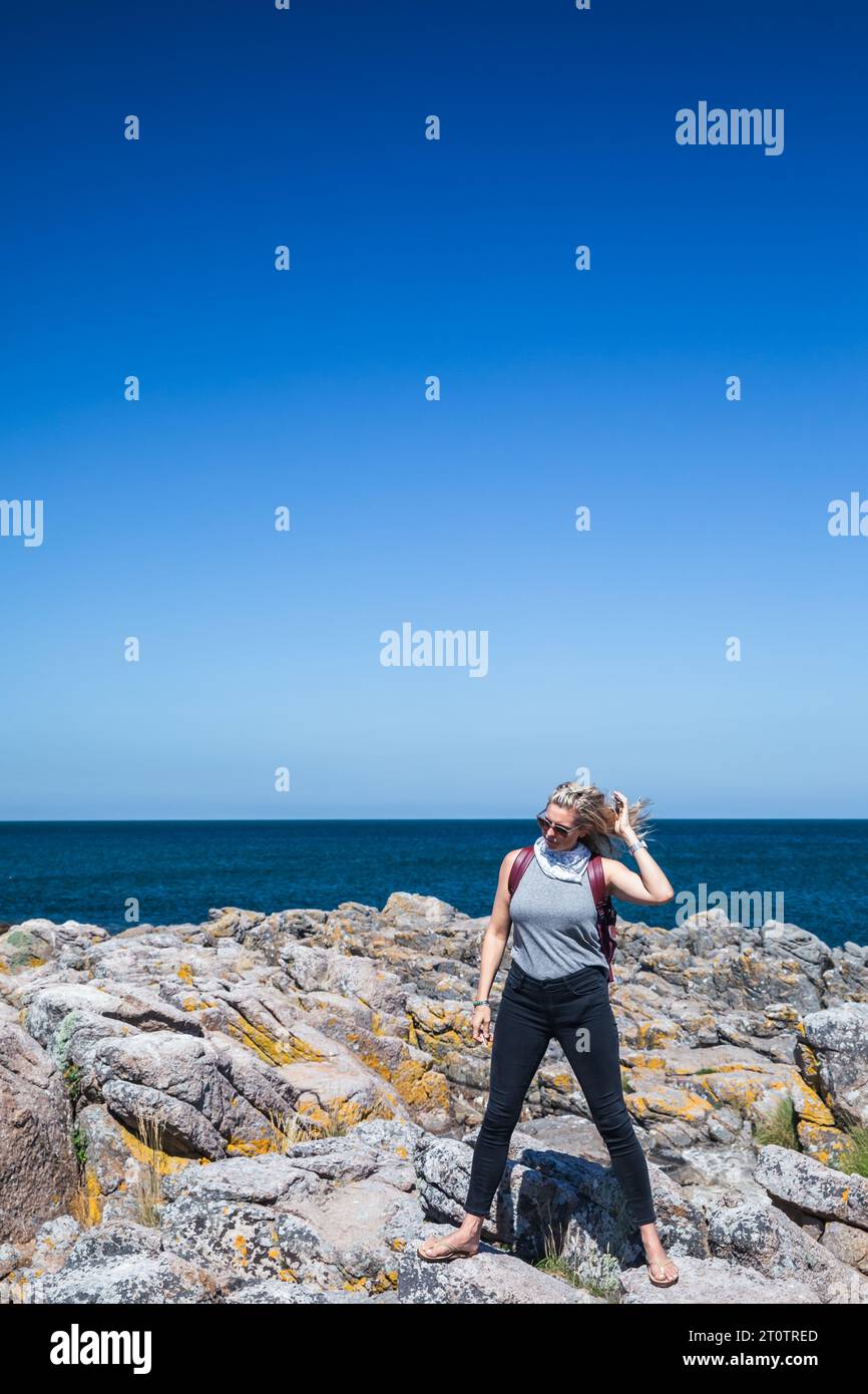 Eine Frau, Die Ihr Haar Auf Der Insel Bornholm Herunterlässt Stockfoto