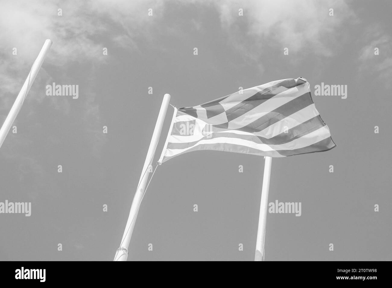 Die griechische Nationalflagge ist oben an einem Pfosten in Schwarz-weiß geöffnet Stockfoto