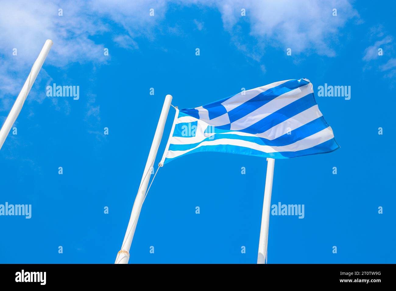 Die griechische Nationalflagge ist oben auf einem Pfosten geöffnet Stockfoto