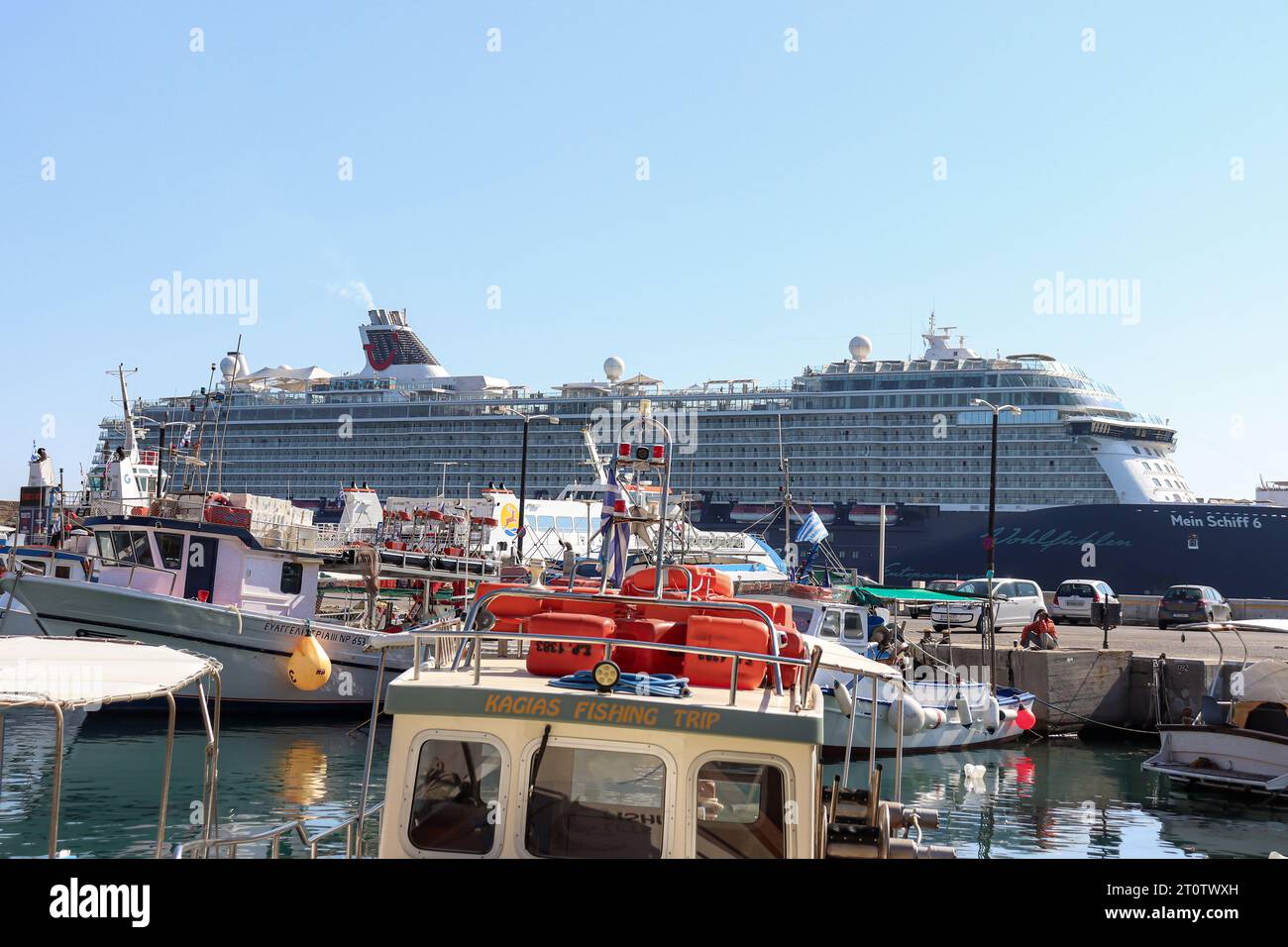 Mein Schiff 6, ein Kreuzfahrtschiff der TUI Cruises, legte im Hafen von Rhodos in Griechenland an Stockfoto