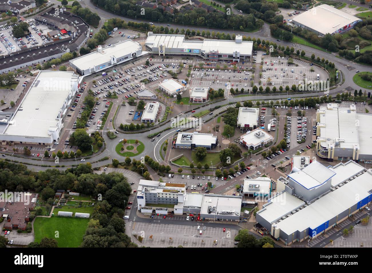 Blick aus der Vogelperspektive auf den Coliseum Shopping Park, ein Einkaufszentrum in Ellesmere Port, Cheshire Stockfoto