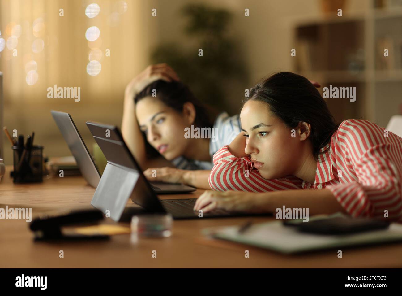 Müde Tele-Arbeiter in der Nacht arbeiten spät zu Hause Stockfoto